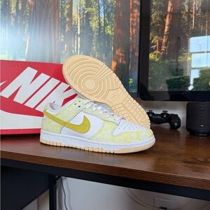 Nike dunk low yellow strike